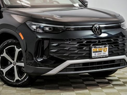 Used 2025 Volkswagen Tiguan SE w/ Panoramic Sunroof Package image 2