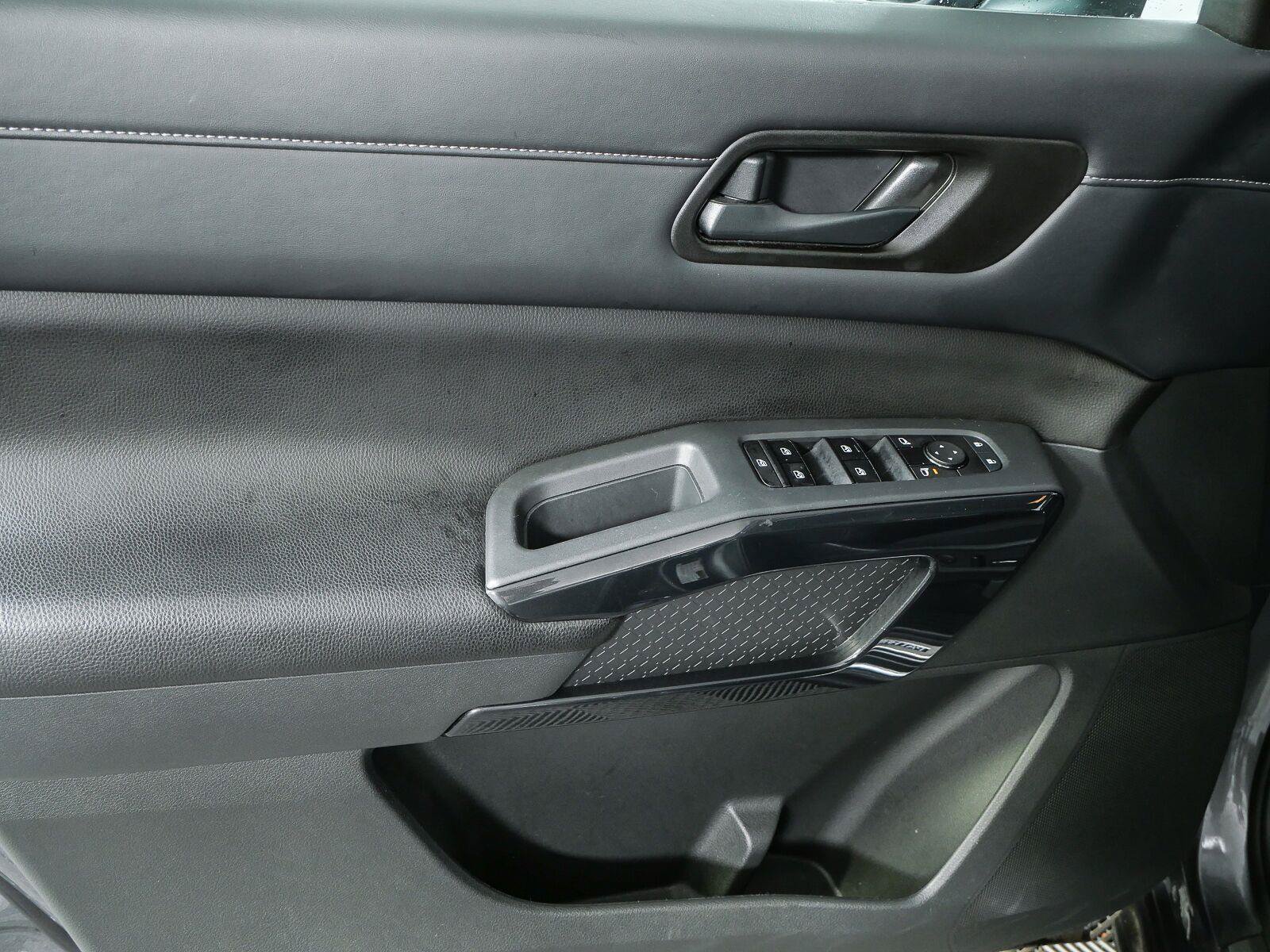 Used 2023 Nissan Pathfinder SV w/ SV Premium Package FWD image 6