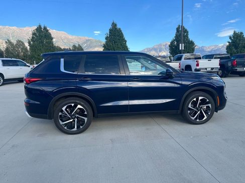 Used 2022 Mitsubishi Outlander SE image 2