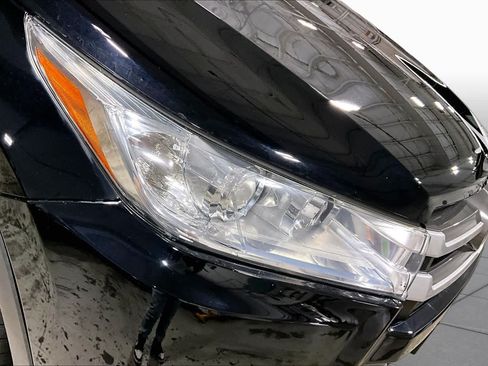 Used 2018 Toyota Highlander XLE AWD/4WD image 27