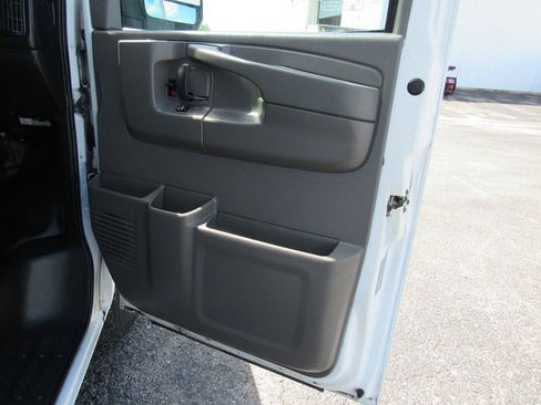 Used 2015 Chevrolet Express 2500 RWD image 12