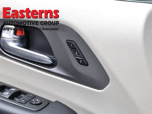 Used 2023 Chrysler Pacifica Touring-L FWD image 22