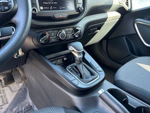Used 2025 Kia Soul LX w/ LX Technology Package FWD image 39
