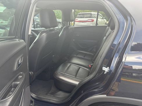 Used 2022 Chevrolet Trax LT w/ Premium Seat Package AWD/4WD image 8