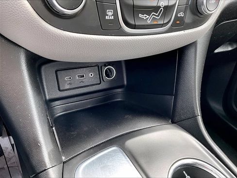 Used 2020 Chevrolet Equinox LS FWD image 32
