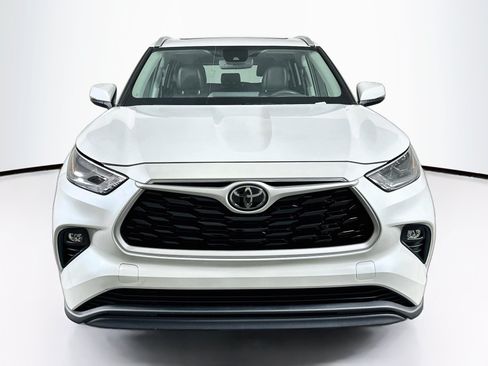 Used 2023 Toyota Highlander XLE FWD image 2