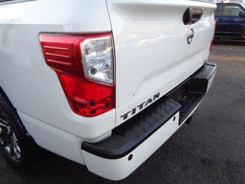 Used 2018 Nissan Titan SV w/ SV Convenience Package image 12