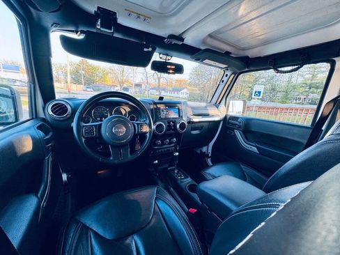 Used 2018 Jeep Wrangler Unlimited Sahara w/ Connectivity Group AWD/4WD image 18