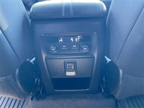 Used 2023 Chevrolet Traverse LT image 20