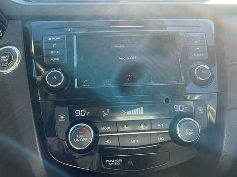 Used 2019 Nissan Rogue SV image 17