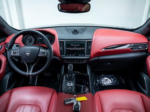 Used 2023 Maserati Levante GT AWD/4WD image 9