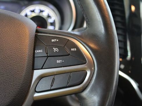 Used 2019 Jeep Cherokee Limited w/ Luxury Group FWD image 16