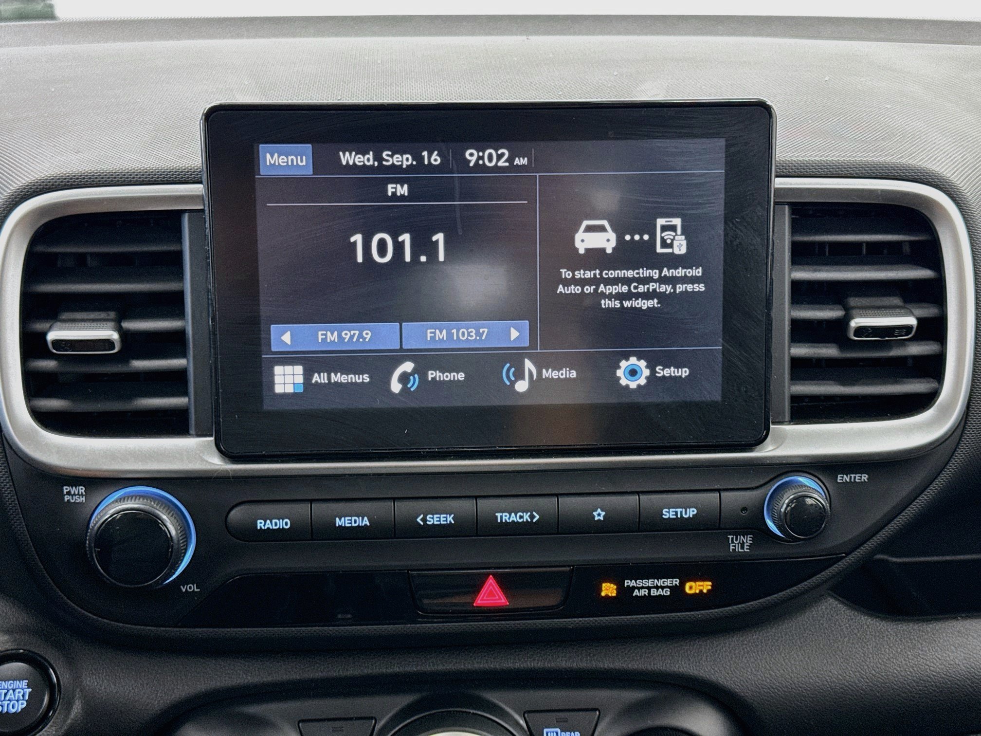 Used 2025 Hyundai Venue SEL FWD image 21