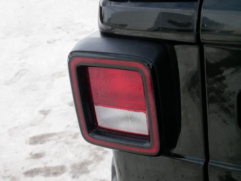 Used 2021 Jeep Wrangler Sport S image 17