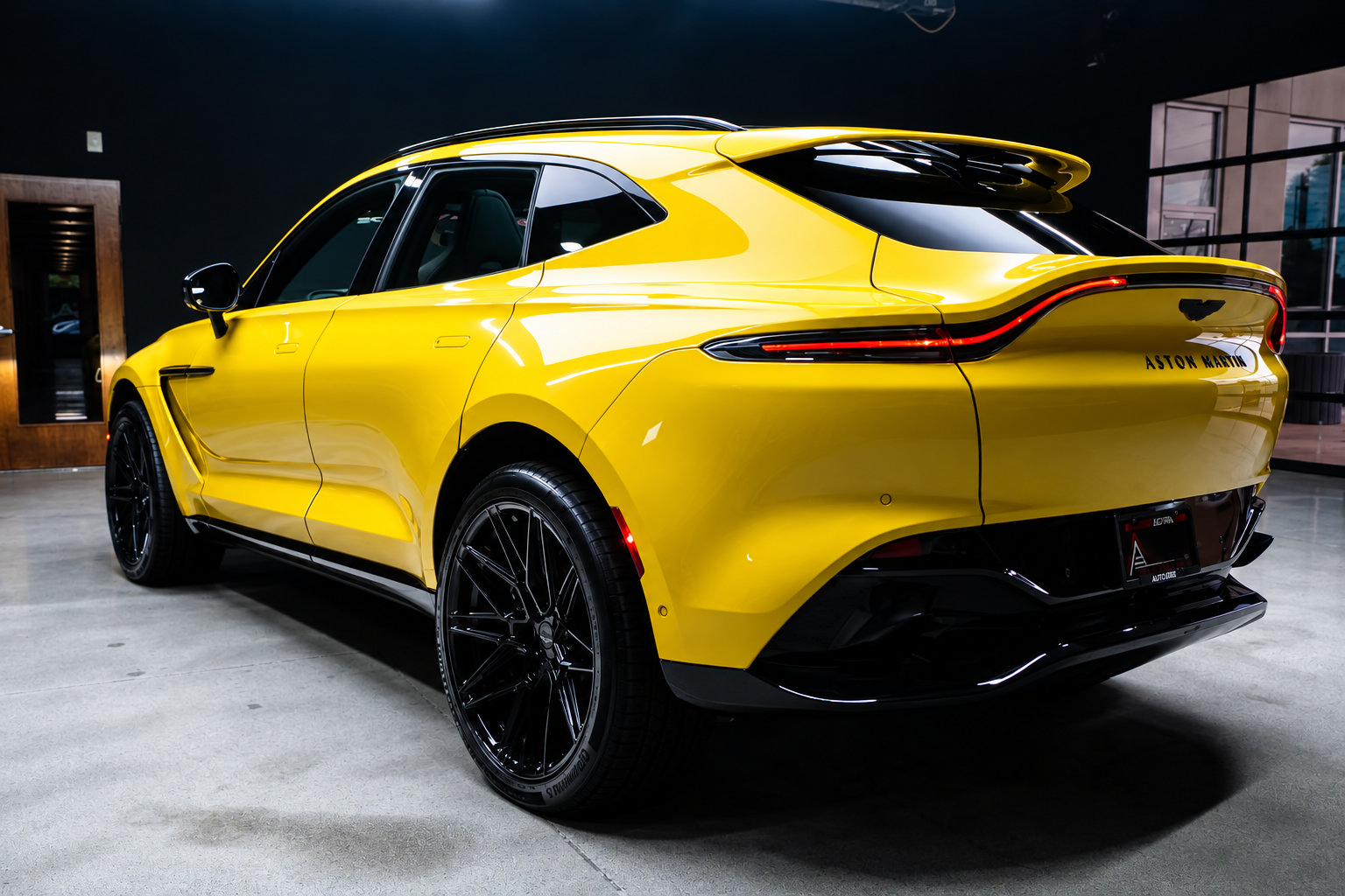Used 2022 Aston Martin DBX AWD/4WD image 8