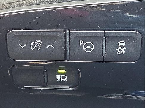 Used 2022 Toyota Prius LE image 20