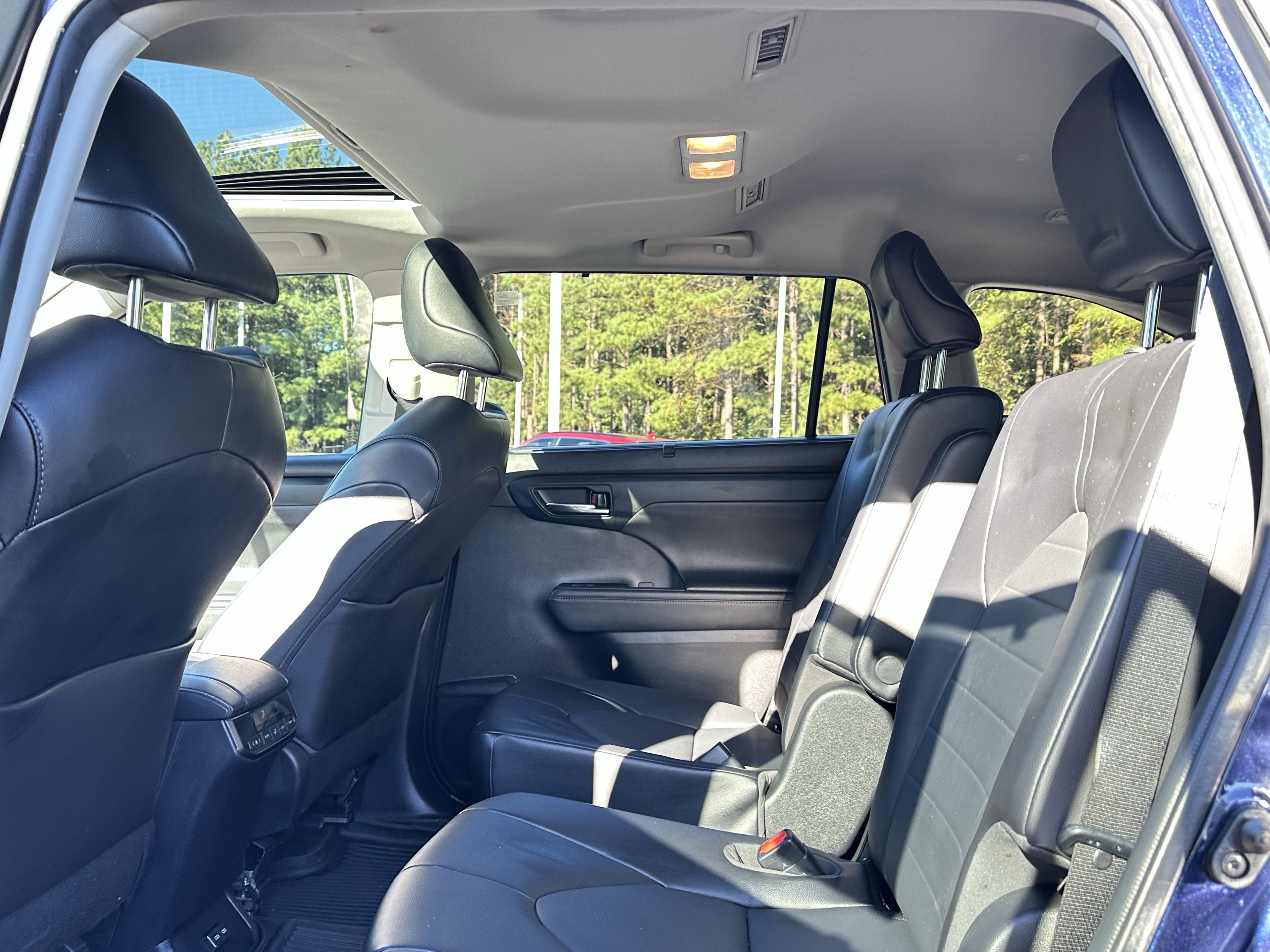 Used 2022 Toyota Highlander XLE FWD image 9