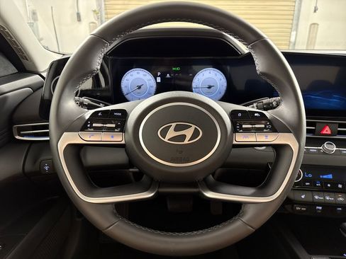 Used 2025 Hyundai Elantra SEL image 17