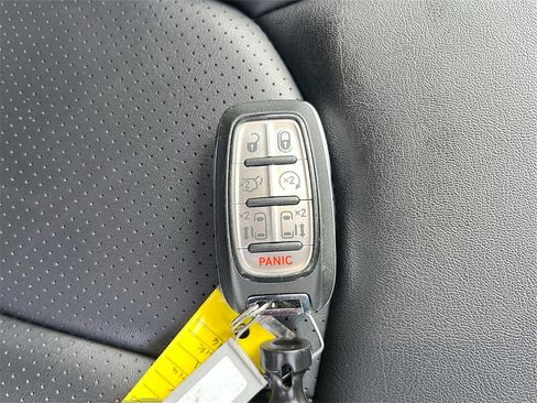 Used 2024 Chrysler Pacifica Select image 35