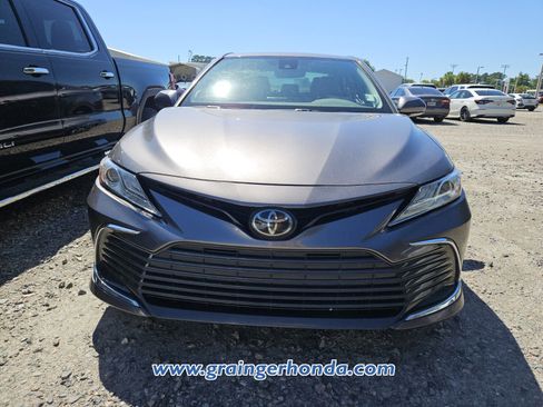 Used 2022 Toyota Camry XLE w/ Navigation Package FWD image 3