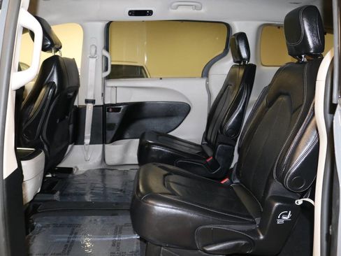 Used 2023 Chrysler Pacifica Touring-L image 15