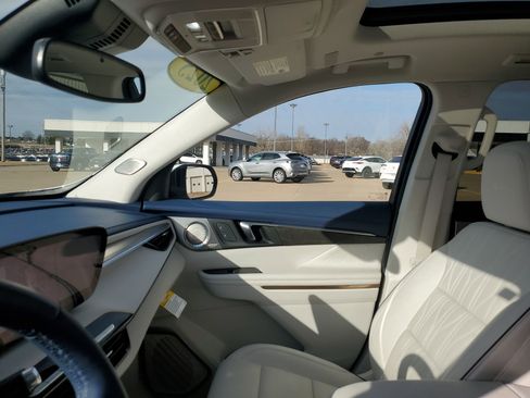 Used 2025 Buick Enclave Avenir image 28