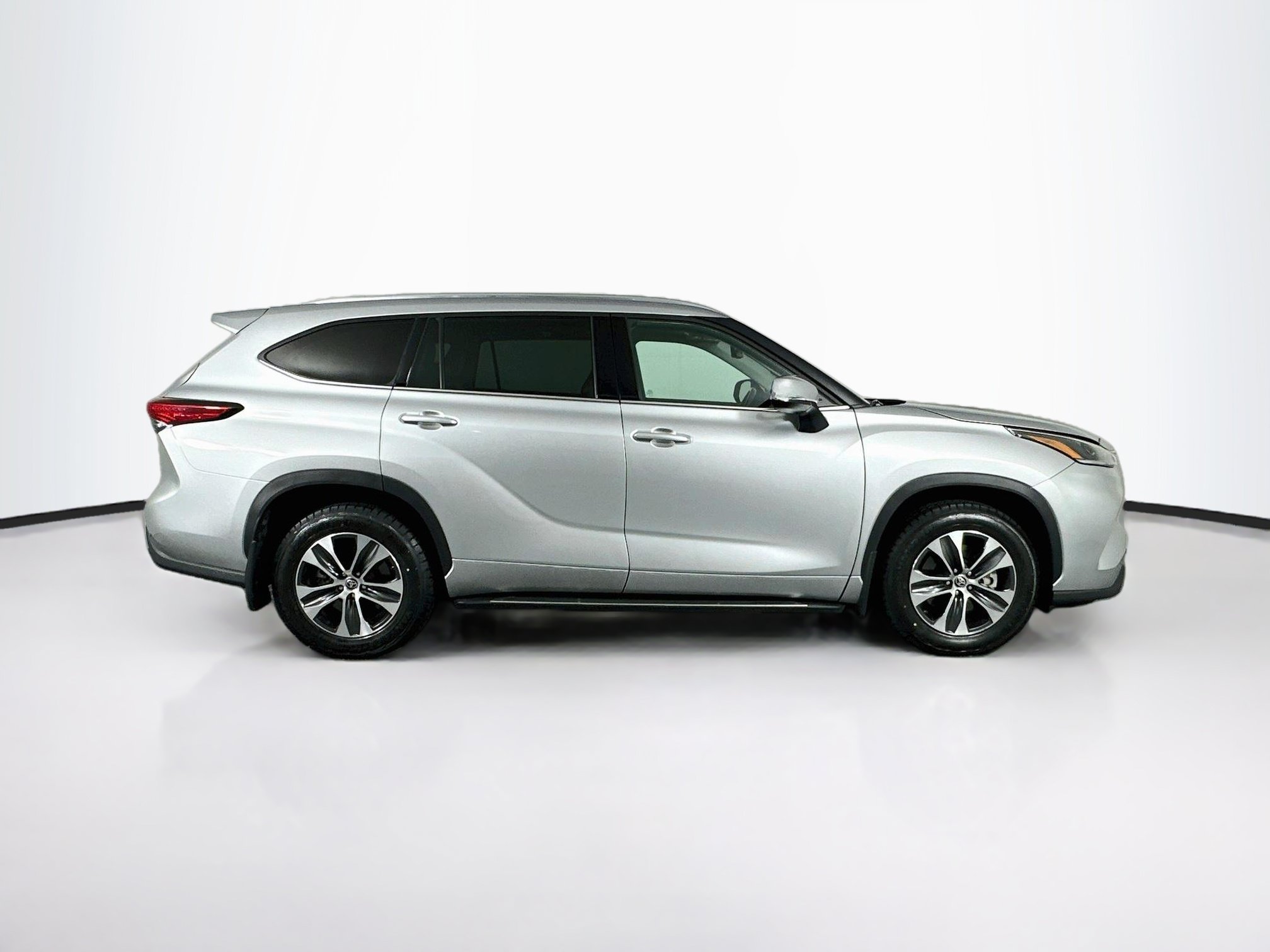 Used 2021 Toyota Highlander XLE AWD/4WD image 10