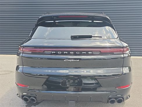 Used 2025 Porsche Cayenne image 6