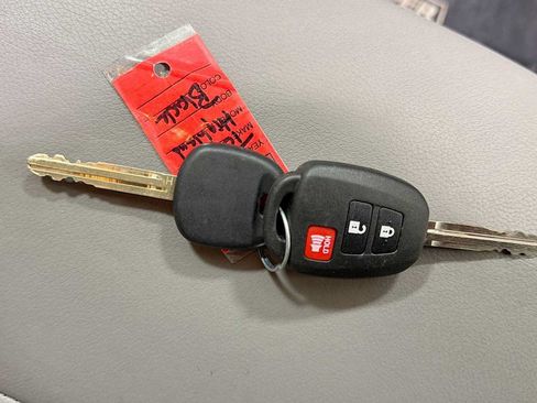 Certified 2018 Toyota Highlander LE FWD image 31