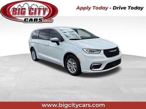 Used 2023 Chrysler Pacifica Touring FWD image 1