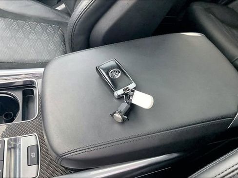 Used 2020 Land Rover Range Rover Sport SVR image 11