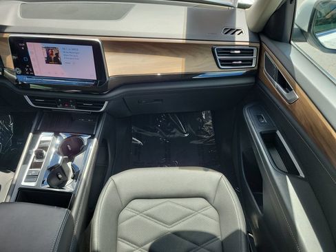 Used 2025 Volkswagen Atlas SE FWD image 16