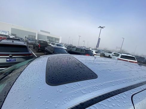 Used 2021 Toyota Sienna XLE image 3