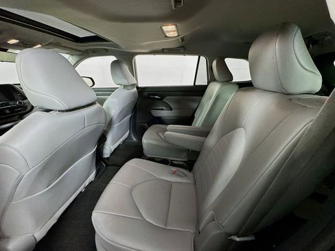 Certified 2024 Toyota Highlander XLE image 19