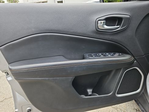 Used 2018 Jeep Compass Latitude w/ Popular Equipment Group AWD/4WD image 13