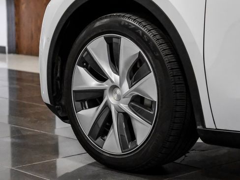 Used 2022 Tesla Model Y Long Range image 50