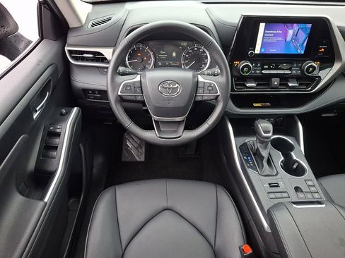 Used 2025 Toyota Highlander XLE image 12