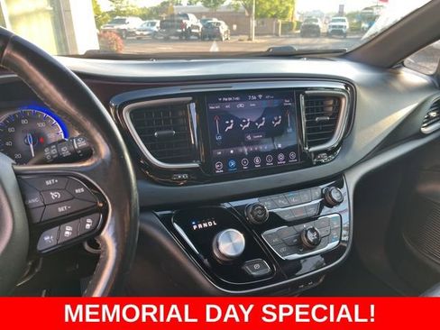 Used 2020 Chrysler Pacifica Touring-L FWD image 22
