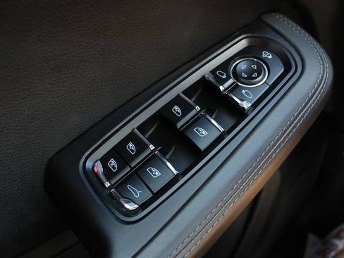 Used 2023 Porsche Macan Turbo AWD/4WD image 7