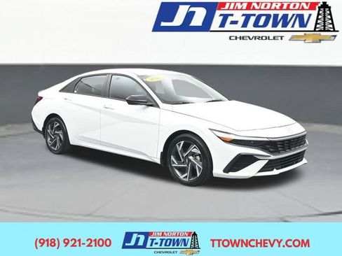 Used 2025 Hyundai Elantra Sport FWD image 1