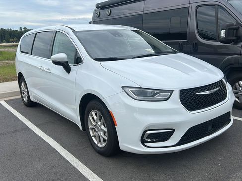 Used 2023 Chrysler Pacifica Touring-L FWD image 3
