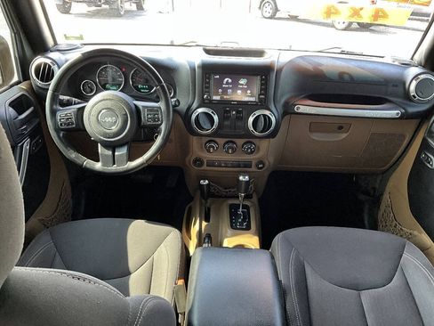 Used 2015 Jeep Wrangler Rubicon w/ Power Convenience Group AWD/4WD image 16