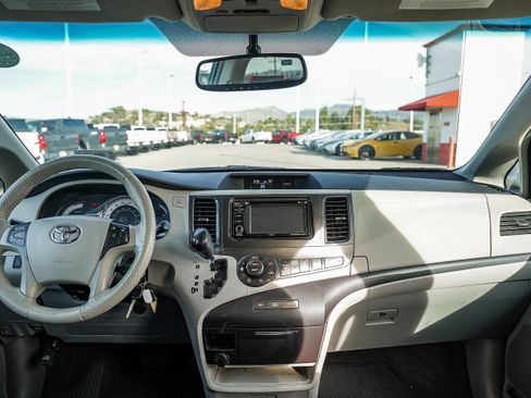 Used 2014 Toyota Sienna SE image 13