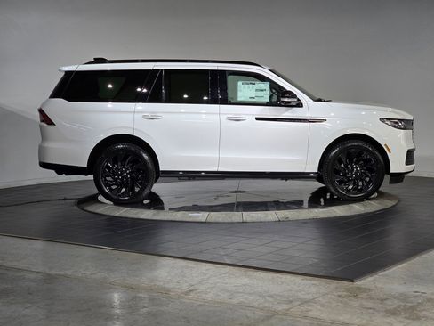 New 2025 Lincoln Navigator Reserve w/ Jet Appearance Package AWD/4WD image 10