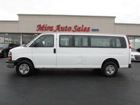 Used 2014 Chevrolet Express 2500 Extended RWD image 2