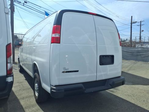 Used 2025 Chevrolet Express 3500 Extended w/ Driver Convenience Package image 4