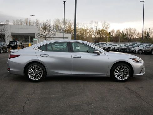 Used 2023 Lexus ES 300h Ultra Luxury w/ Accessory Package (Z2) image 7