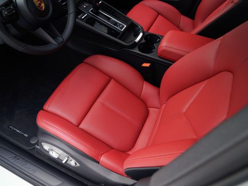 Used 2026 Porsche Macan AWD/4WD image 17