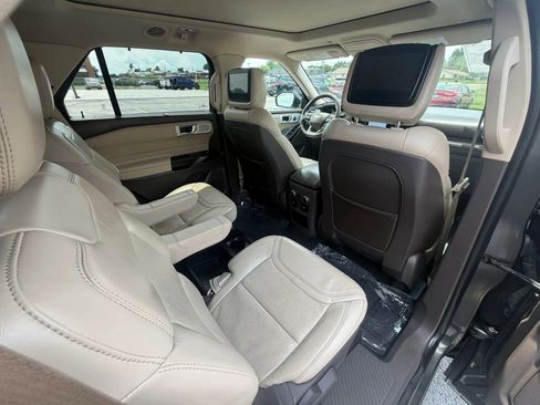 Used 2020 Ford Explorer Platinum w/ Premium Technology Package AWD/4WD image 40