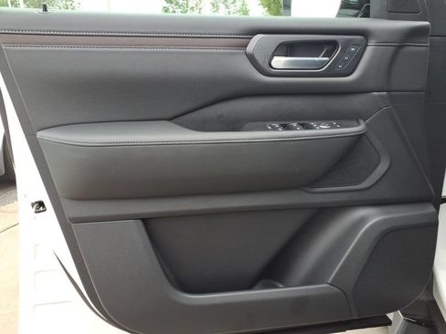 New 2026 Nissan Armada SL w/ Captain's Chari Seat Package AWD/4WD image 13
